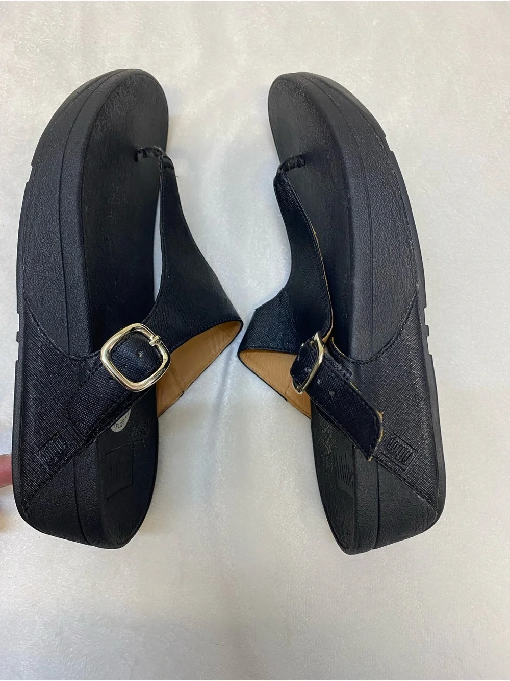 FitFlop The Skinny Black Leather Thong Buckle Wedge Slide Sandals Women's Sz 7